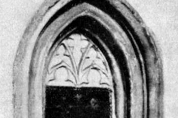 sanktuarium v severní zdi presbytáře (© Emanuel Poche: Soupis památek historických a uměleckých v Království Českém, sv. 48 Politický okres královédvorský, Archaelogická komise při České akademii věd a umění, Praha 1937)