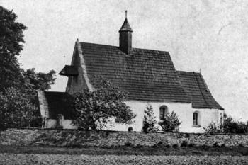 kostel od jihu před rokem 1929 (© Bohumil Vavroušek, Zdeněk Wirth: Kostel na dědině a v městečku, Nakladatelství Kvasnička a Hampl, Praha 1929)