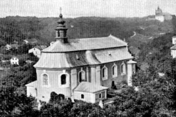 kostel od severovýchodu, v pozadí stránovský zámek ( © František Bareš: Soupis památek historických a uměleckých v Království Českém, sv. 21 Politický okres mladoboleslavský, Archaelogická komise při České akademii císaře Františka Josefa pro vědy, slovesnost a umění, Praha 1905)