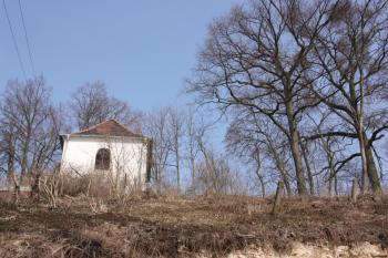 Zvonice z cesty ke kostelu (© Ivan Grisa 03/2011)