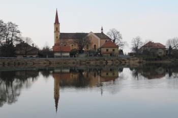 kostel od rybníka (© rodo chrozit, 03/2011)