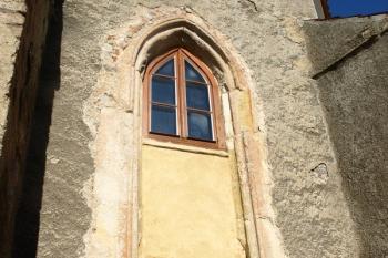 rozdělené okno presbytáře ( © Milan Caha 03/2012)