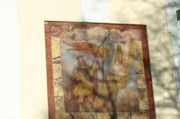 sluneční hodiny s motivem sv. Václava na jižní stěně lodi ( © Milan Caha 04/2011)