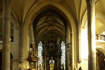 interiér střední lodě (© Milan Caha 03/2012)