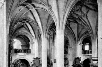 pohled z kruchty do trojlodí od jihovýchodu před novogotickou přestavbou (© Ferdinand Vaněk, Karel Hostaš, František Adolf Borovský: Soupis památek historických a uměleckých v Království Českém, sv. 07 Politický okres klatovský, Archaelogická komise při České akademii císaře Františka Josefa pro vědy, slovesnost a umění, Praha)