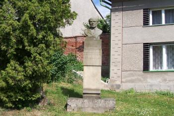 Tučapy - Pomník Antonína Švehly poblíž zvonice (© Ivo Rozehnal 06/2010)