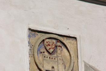 Znak města na závěrové zdi kostela ( © Ivan Grisa 03/2011)