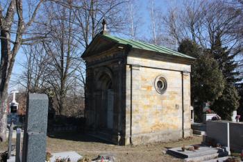 Hrobka rodiny Šlajsovy severovýchodně od kostela ( © Ivan Grisa 03/2011)