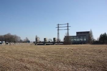 Zdymadlo a původní sloup elektrického vedení na levém břehu Labe ( © Ivan Grisa 03/2011)