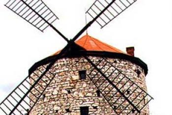 Větrný mlýn Ostrov u Macochy (© weselka)