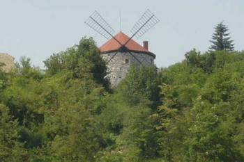 Větrný mlýn Ostrov u Macochy (© Jan Ptáček 08/2005)