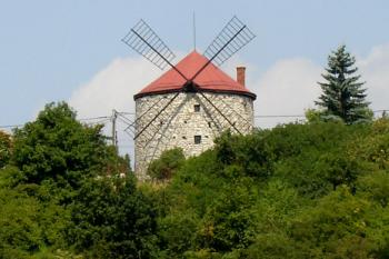 Větrný mlýn v Ostrově u Macochy ( © Jiří Čížek 07/2006)
