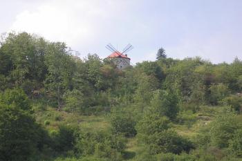 větřák v Ostrově u Macochy od cesty Jedovnice-Ostrov ( © Ondřej Štěpánek 08/2007)