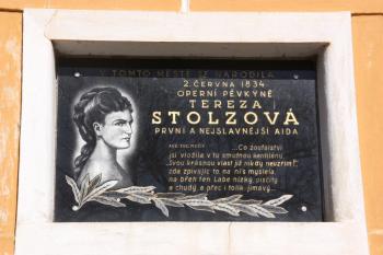 Pamětní deska Tereze Stolzové na jižním průčelí ( © Ivan Grisa 03/2011)