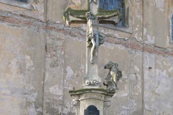 poničený kříž z roku 1933 před kostelem (© rodo chrozit, 03/2011)