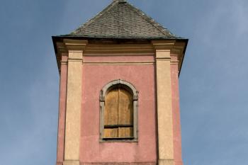 vstupní průčelí s věží ( © Pavel Zany Komárek 03/2011)
