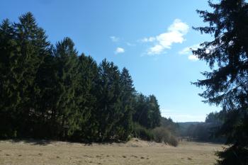 Ostrožna hradiště (vlevo) z údolí Bílé vody (© Ondřej Navrátil, 03/2011)
