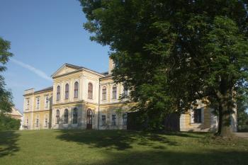 Čelní strana zámku (© Martin Kabeláč, 06/2008)