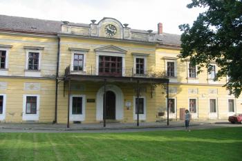 středový risalit s litinovým balkonem (© D Dohňanský, 09 /2013)