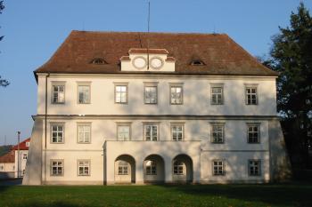jz.průčelí zámku (© D Dohňanský, 11/2014)