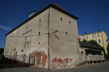Pohled na budovu tvrze s pozdější přístavbou (© Petr Nožička 06/2014)