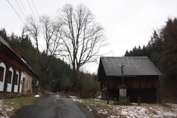 Usedlost u bývalého čp. 27: pohled z cesty od Kyjova. Vlevo obytné stavení (dnes č. e. 668), vpravo kříž a stodola ( © Ivan Grisa 03/2011)
