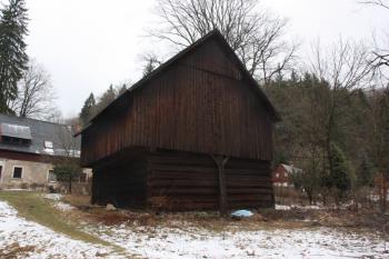 Usedlost u bývalého čp. 27: roubená stodola od jihovýchodu ( © Ivan Grisa 03/2011)