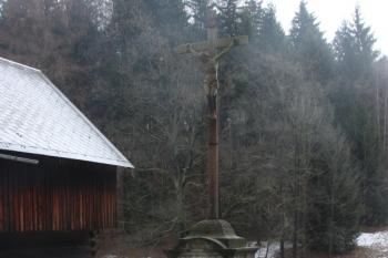 Usedlost u bývalého čp. 27: Hiekův kříž od cesty Kyjov - Vlčí Hora ( © Ivan Grisa 03/2011)