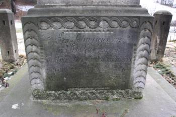 Usedlost u bývalého čp. 27: deska s datací Hiekova kříže (1832) ( © Ivan Grisa 03/2011)