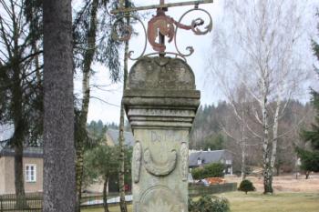 Kříž mlynáře Marschnera na rozcestí v dolní části Dlouhého Dolu: podstavec ( © Ivan Grisa 03/2011)