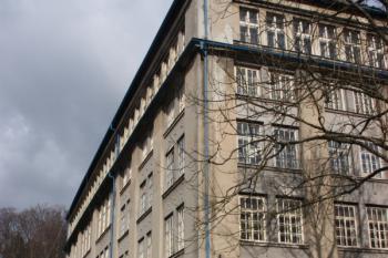 Starší tovární budova ve stylu art-deco od jihu ( © Ivan Grisa 03/2011)