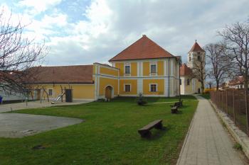 Jv. boční strana s připojenou hosp. budovou (© Dušan Dohňanský  04/2021)