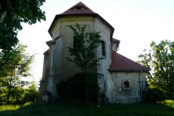 vysoký presbytář se sakristií u  severní stěny (© Jaroslav Valečka, 05/2011)