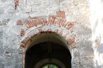 průchod přízemím věže (© Jaroslav Valečka, 05/2011)