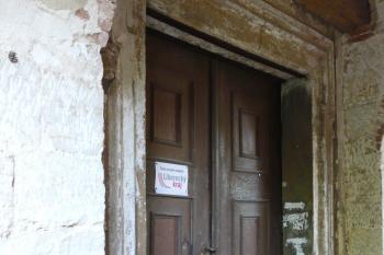 vstupu do kostela v podvěží  s kamenným barokním ostěním (© Jaroslav Valečka, 05/2011)