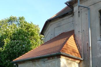 sakristie s opěrnými pilíři na nárožích (© Jaroslav Valečka, 05/2011)