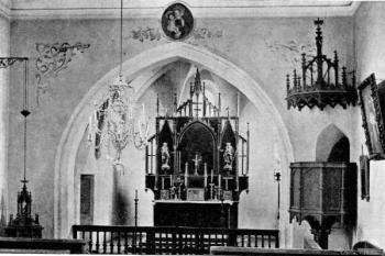 pohled do presbytáře na počátku 20. století ( © Antonín Cechner: Soupis památek historických a uměleckých v Království Českém, sv. 39 Politický okres rakovnický, II. díl, Archaelogická komise při České akademii císaře Františka Josefa pro vědy, slovesnost a umění, Praha 1913)
