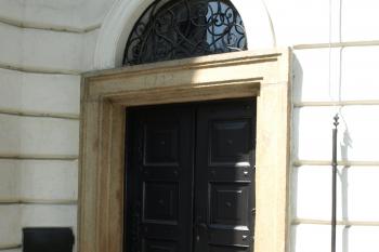 portálek s letopočtem 1722 ( © Milan Caha 04/2009)