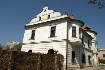 neorenesanční průčelí obytné budovy z r. 1900 ( © Milan Caha 04/2009)