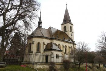 pohled od jihozápadu, vlevo památná lípa (© Jaroslav Valečka, 03/2011)