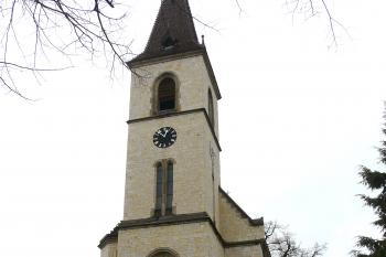 východní průčelí s věží nad vchodem, vpředu pomník TGM (© Jaroslav Valečka, 03/2011)