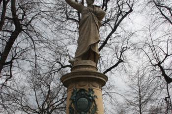 Pomník na Havlíčkově náměstí od západu ( © Ivan Grisa 03/2011)