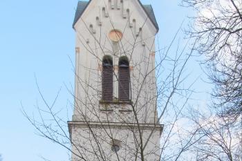 pohled od rozpadající se fary (© rodo chrozit, 03/2011)