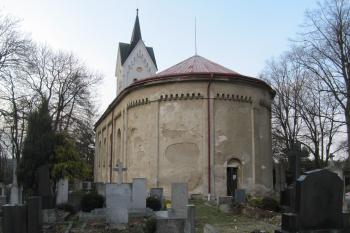 pohled na zadní část kostela ze hřbitova (© rodo chrozit, 03/2011)