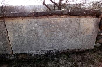 náhrobník Mandaleny z Kostelce († 1555) (© Zbyšek Suchý, 04/2011)