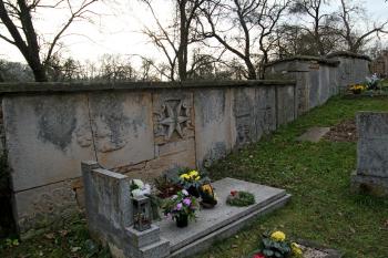 renesanční náhrobníky v jižní ohradní zdi hřbitova - převážně příslůšníků rodu Kordule ze Sloupna z 30. a 40. let 16. století (© Pavel Zany Komárek 19. 11. 2012)