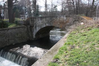 Povodní strana mostu a jez na Výrovce ( © Ivan Grisa 04/2011)