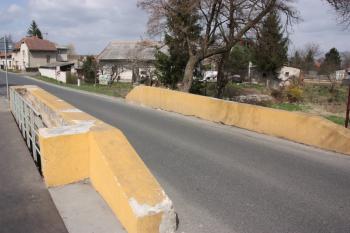 Vozovka mostu, na výstupcích parapetních zídek stály sochy ( © Ivan Grisa 04/2011)