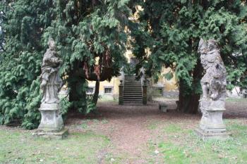 Sochy svatých Mikuláše Tolentinského (vlevo) a Floriána, umístěné dnes u zámku ( © Ivan Grisa 04/2011)