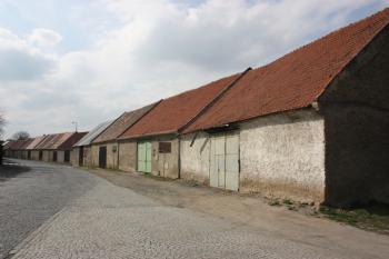 Severní řada stodol u Okružní ulice od kostela Nejsvětější Trojice ( © Ivan Grisa 04/2011)